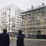 Deux personnes observant un immeuble en rénovation
