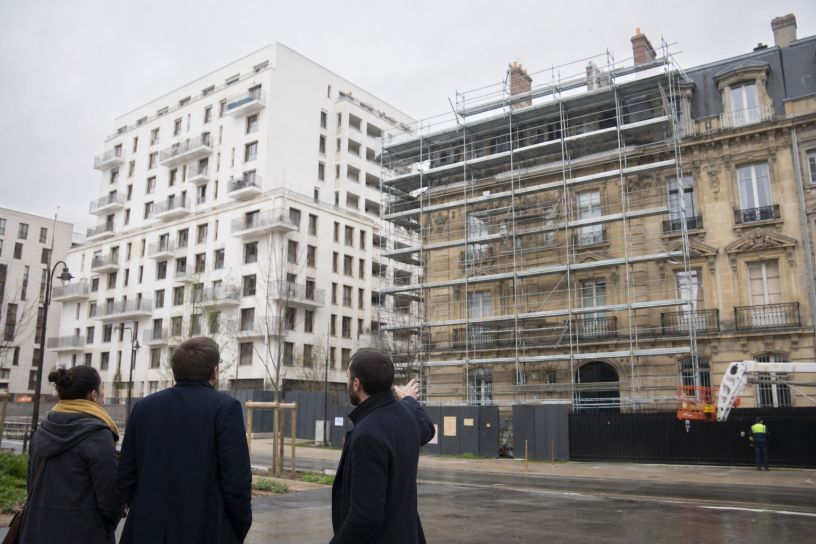 Deux personnes observant un immeuble en rénovation
